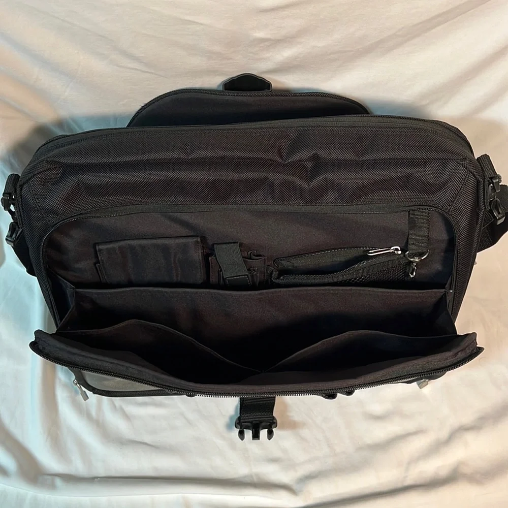 Solo Active 17 Inch Laptop Messenger Bag, Grey/Black